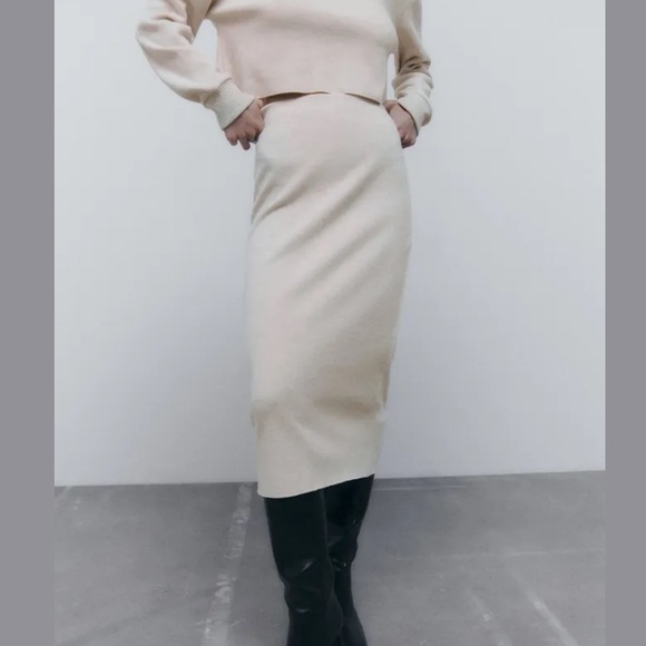 Dresses & Skirts - ZARA SOFT SKIRT L
